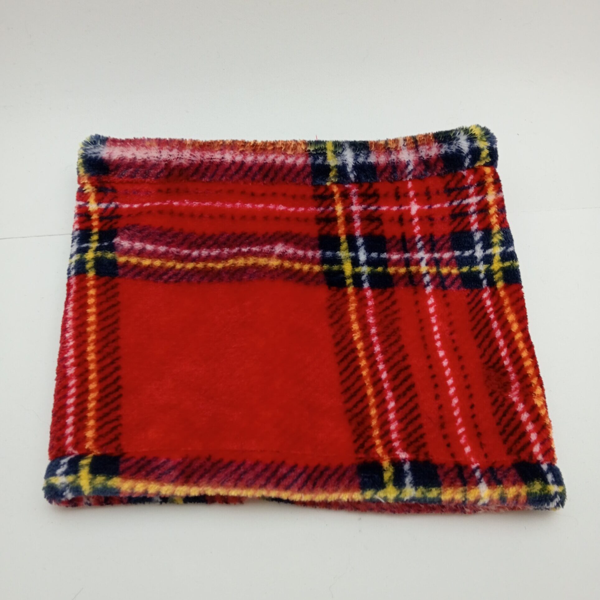 Cuello Artesanal Coralina  Escocés Rojo